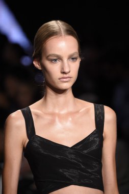 donna karan new york gösterisi pist model yürür
