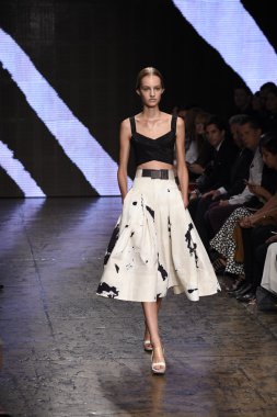 donna karan new york gösterisi pist model yürür