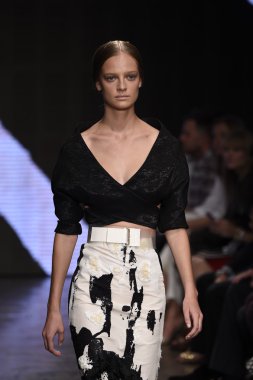 donna karan new york gösterisi pist model yürür