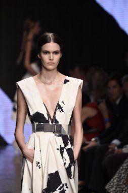 donna karan new york gösterisi pist model yürür