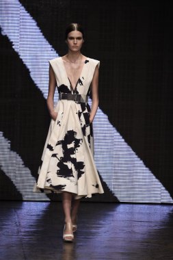 donna karan new york gösterisi pist model yürür