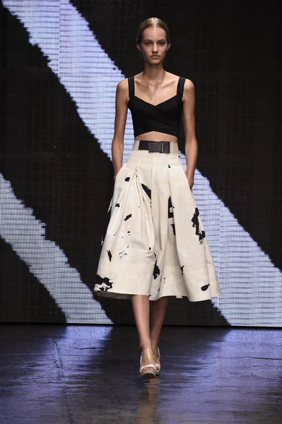 Model walks the runway at Donna Karan New York show — Stock Photo, Image