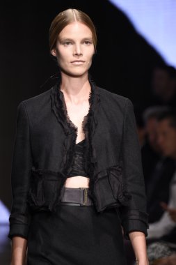 donna karan new york gösterisi pist model yürür