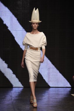 donna karan new york gösterisi pist model yürür
