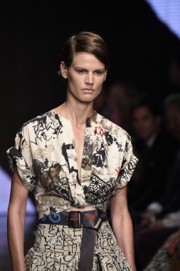 donna karan new york gösterisi pist model yürür