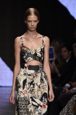 donna karan new york gösterisi pist model yürür