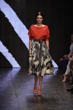 Kendall jenner donna karan new york gösterisi pist yürür