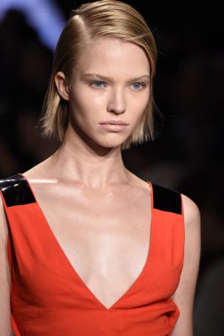 donna karan new york gösterisi pist model yürür