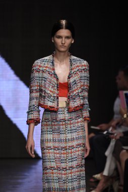donna karan new york gösterisi pist model yürür