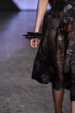donna karan new york gösterisi pist model yürür