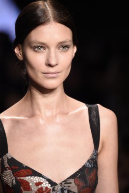 donna karan new york gösterisi pist model yürür