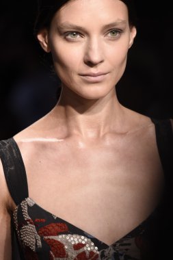 donna karan new york gösterisi pist model yürür