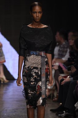 donna karan new york gösterisi pist model yürür