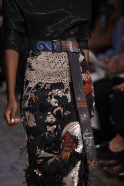 donna karan new york gösterisi pist model yürür