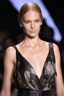 donna karan new york gösterisi pist model yürür