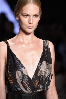 donna karan new york gösterisi pist model yürür