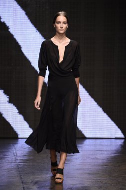 donna karan new york gösterisi pist model yürür