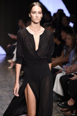 donna karan new york gösterisi pist model yürür