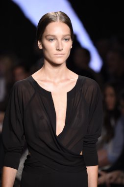 donna karan new york gösterisi pist model yürür