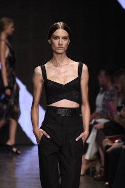 donna karan new york gösterisi pist model yürür