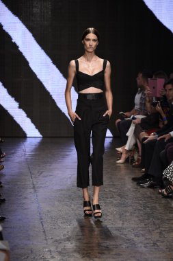 donna karan new york gösterisi pist model yürür