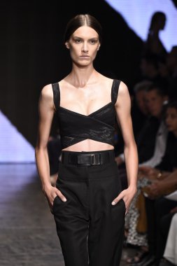 donna karan new york gösterisi pist model yürür