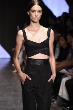 donna karan new york gösterisi pist model yürür