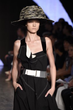 donna karan new york gösterisi pist model yürür