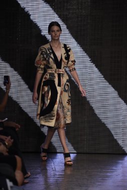 donna karan new york gösterisi pist model yürür