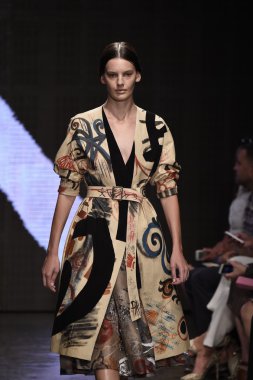 donna karan new york gösterisi pist model yürür