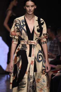 donna karan new york gösterisi pist model yürür