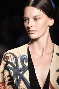 donna karan new york gösterisi pist model yürür