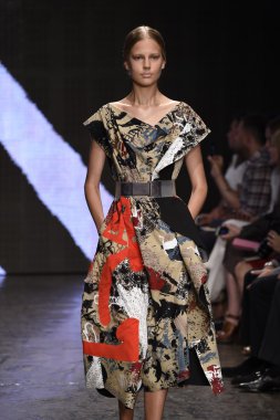 donna karan new york gösterisi pist model yürür