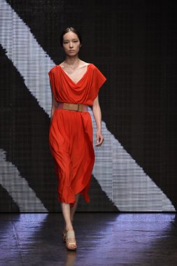 donna karan new york gösterisi pist model yürür