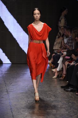 donna karan new york gösterisi pist model yürür