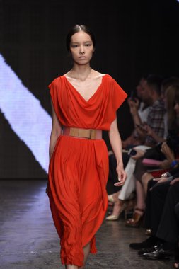 donna karan new york gösterisi pist model yürür