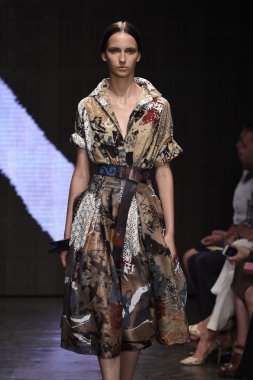 donna karan new york gösterisi pist model yürür