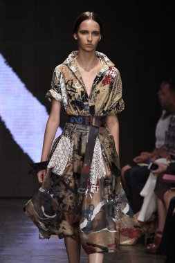 donna karan new york gösterisi pist model yürür