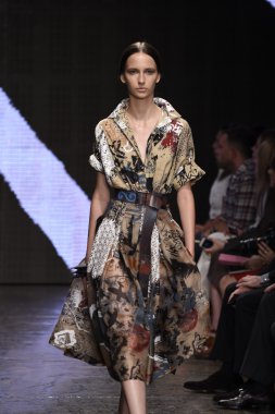 donna karan new york gösterisi pist model yürür