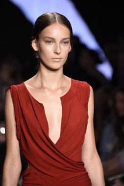 donna karan new york gösterisi pist model yürür