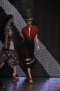 donna karan new york gösterisi pist model yürür