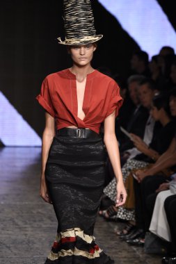 donna karan new york gösterisi pist model yürür