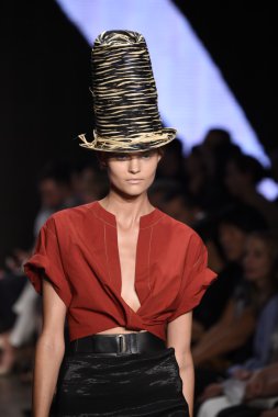 donna karan new york gösterisi pist model yürür