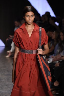 donna karan new york gösterisi pist model yürür