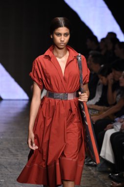 donna karan new york gösterisi pist model yürür