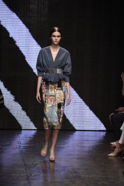 donna karan new york gösterisi pist model yürür