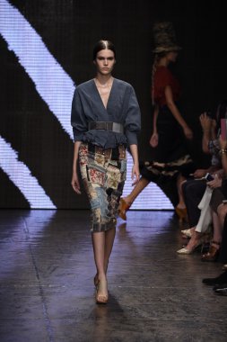 donna karan new york gösterisi pist model yürür