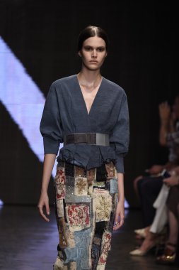 donna karan new york gösterisi pist model yürür