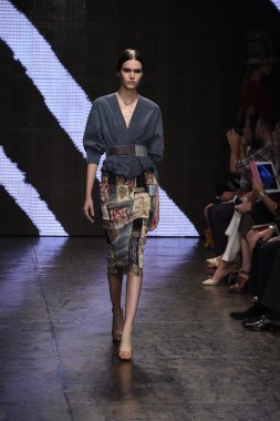 donna karan new york gösterisi pist model yürür