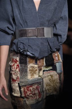 donna karan new york gösterisi pist model yürür